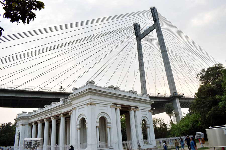 After the museum, the participants were taken to the Prinsep Ghat. The iconic white Palladian porch was built in memory of the scholar and antiquary James Prinsep, who had deciphered the old Bramhi texts. The porch was designed by W. Fitzgerald and constructed in 1843