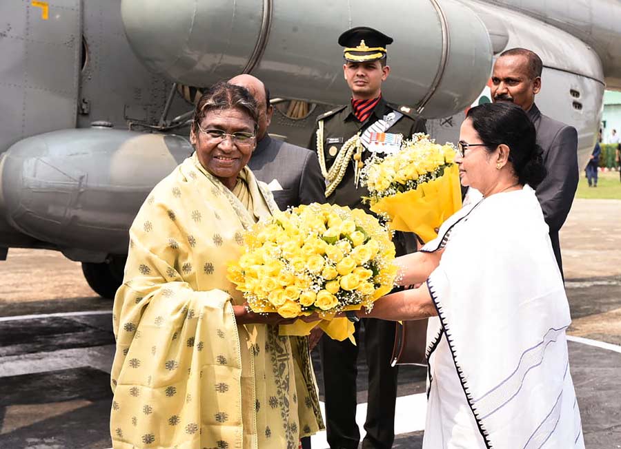 President Murmu being received by West Bengal Chief Minister Mamata Banerjee upon her arrival in Kolkata on Monday