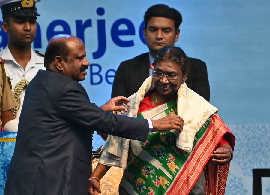 At a grand reception programme at the Netaji Indoor Stadium, West Bengal Governor, CV Ananda Bose, honours President Murmu