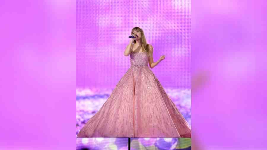 We were left enchanted with Swift’s performance of her 2010 release of the same name, Enchanted. Dressed in a splendidly shimmering crystal-studded Zuhair Murad ball gown, the blonde singer looked ethereal on stage