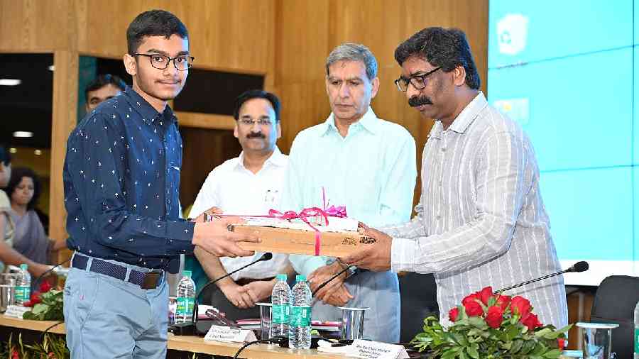 Board Toppers | Hemant Soren's gift to state toppers of boards ...