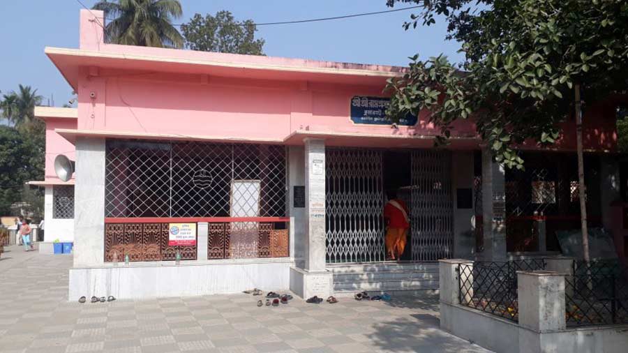 A modern temple has been built at Halisahar adjacent to the place where poet Ramprasad used to meditate
