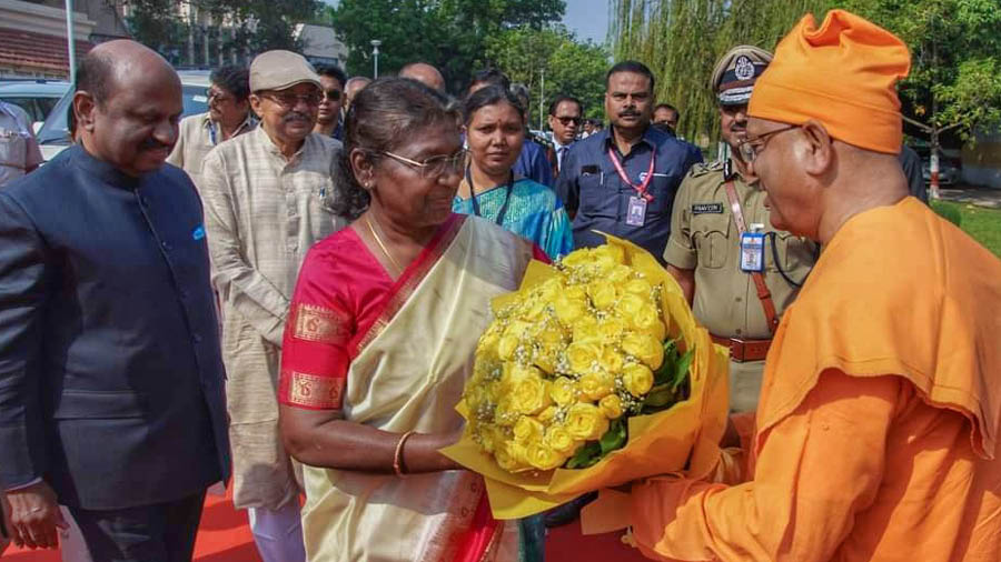 President Droupadi Murmu visits Belur Math with West Bengal Governor