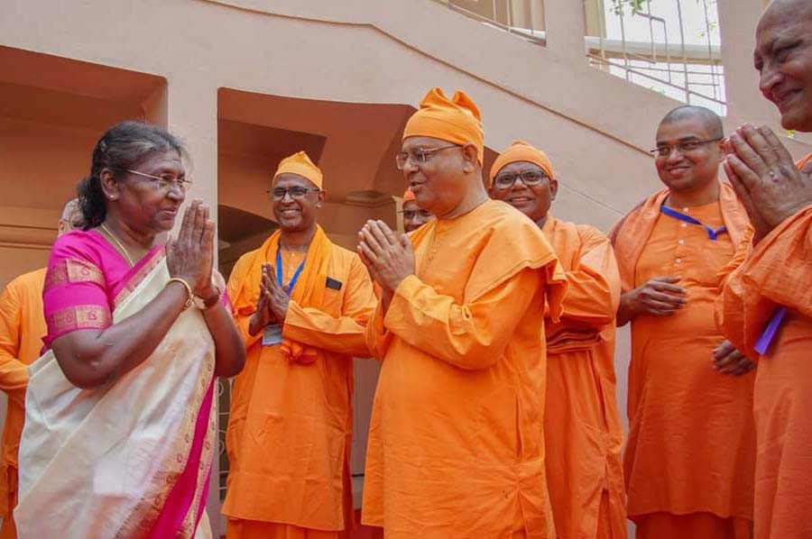 The President was received by Swami Suviranandaji Maharaj, general secretary of the mission, and state minister Birbaha Hansda