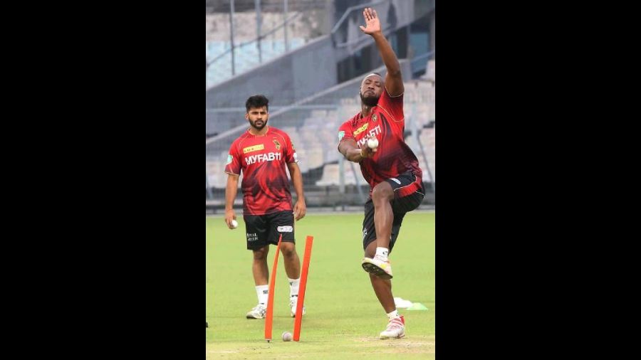 Andre Russell during practice at the Eden, as Shardul Thakur (left) looks on