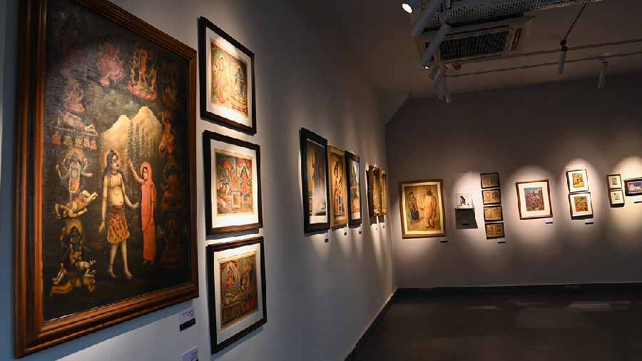 The interiors of the gallery have been kept white so that the artwork becomes the main focus. 