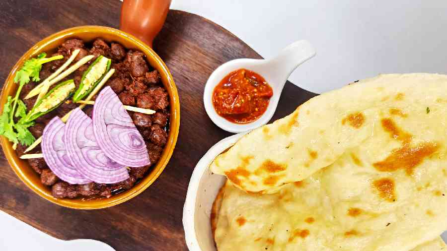 Naan with Pindi Chole: Looking for a comforting and filling plate? This simple Indian chickpea curry and fresh naan are just what you need.