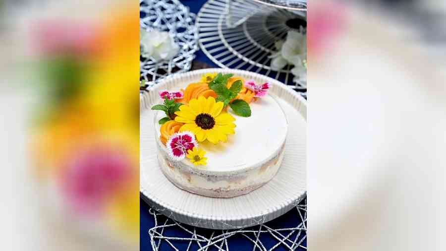 Mango Earl Grey Cake: Infusion of Earl Grey tea in the vanilla mousse gives the quintessential mango cake a fresh twist. This is unlike anything you have tried before.