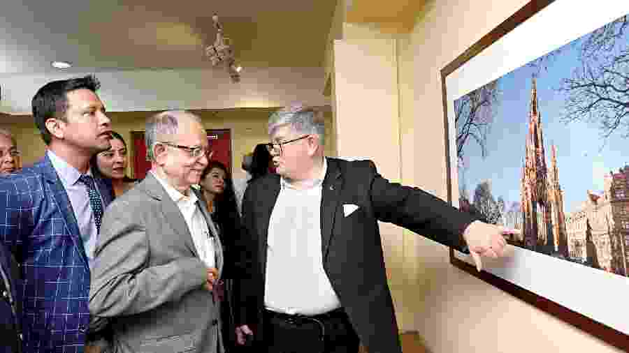 Peter Cook (extreme right), acting British Deputy High Commissioner to Kolkata with Amit Sengupta (extreme left) and Subrata Paul, president IBSA, at Unplugged: Best of the UK