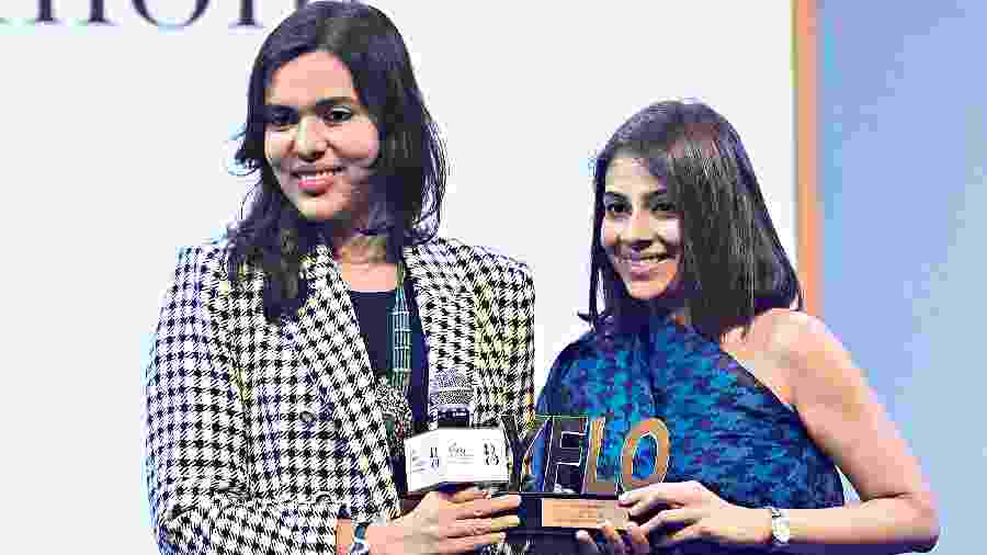 Richa Khemka (right), owner and founder of Richa Khemka Label, received the award for Fashion from Shradha Agarwal (left), past chairperson of 2015-16.  “I feel appreciated receiving this award. It’s very encouraging to be a part of a woman’s forum where women are cheering each other onto greater success,” said Richa.