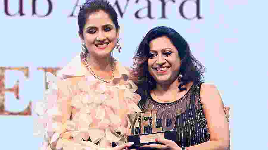 Shilpi Jaiswal Sen (right), received the engage group award from Shilpa Sethi, chairperson of 2022-23. Shilpi said: “I am truly humbled by this recognition at the YFLO Young Achievers Award 2023. YFLO is a great platform to network and engage with young women in varied career paths and cohesively work towards building a community of dynamic women supporting each other. I would like to thank my chairperson Shilpa Sethi and the entire committee for a phenomenal year where we unabashedly echoed the motto ‘Be You’ in mind, body and soul.”