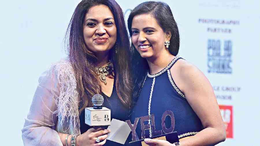 Shraddha Fogla (left), content creator and founder @2monkeysandme, received the Influencer of the Year award from Amrita Kajaria, past chairperson of 2019-20. “It’s been an exhilarating journey of four-anda-half years of doing something I am extremely passionate about. It has been an honour to receive the best content creator award from a prestigious platform like YFLO which makes me truly believe that I have been able to influence parents’ lives most positively,” said Shraddha.