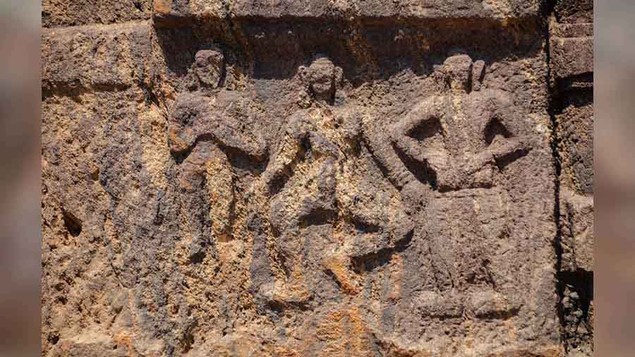 Figures of humans on rock-cut stupas and votive stupas 