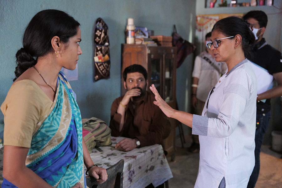 Nandita explains a scene to Shahana Goswami, who plays Manas’s wife Pratima. 