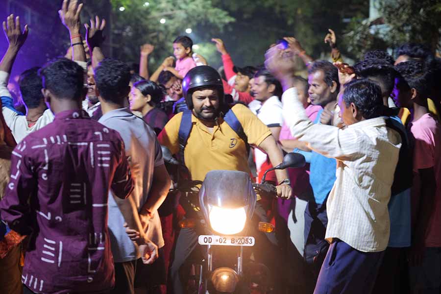 Kapil Sharma bikes through a crowd as Manas, who becomes a food delivery executive after losing his factory job during the pandemic. 