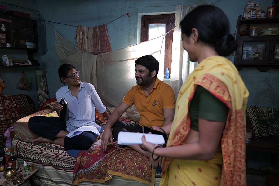 Nandita, Kapil and Sahana share a light moment between shots. Shahana had previously been directed by Nandita in the 2008 film Firaaq. 