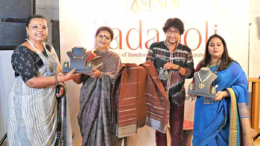 Lopamudra Mitra (extreme left) and Jayati Mukherjee (second from left) displayed a choker and earrings set inspired by the designs on a traditional handwoven sari. Manas Ghorai (second from right) held up a handloom sari whose border inspired the design of the jhumka earrings in his hand, while Joita Sen (extreme right) displayed a jewellery set also inspired by the design of a sari.