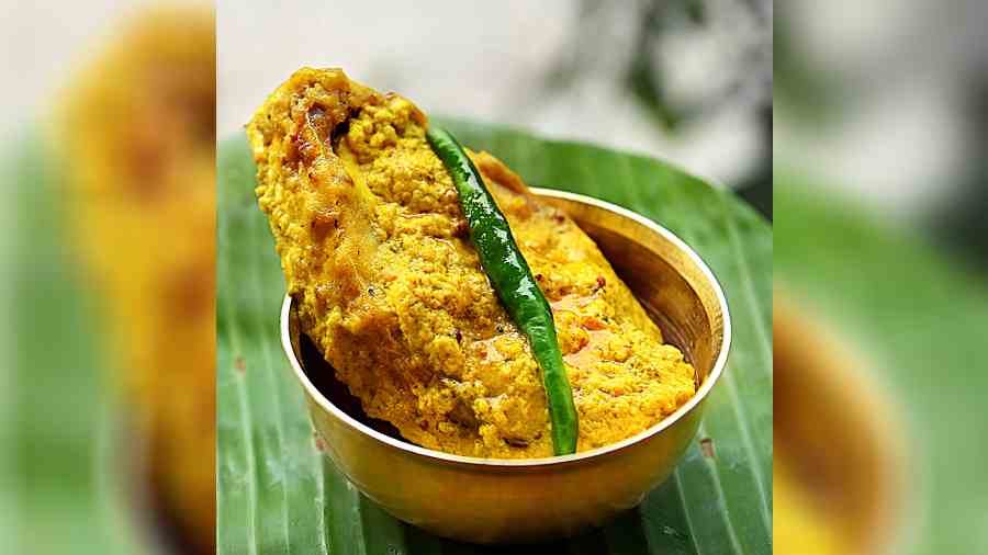 Shorshe Bhapa Ilish: Can any Bengali thali ever be complete without maach? Certainly not. This mustard and chilli slathered steamed hilsa slice is heavenly for fish lovers.