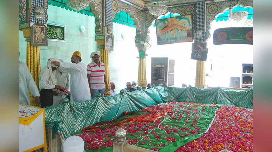 Explore the history and legend of Qutbuddin Bakhtiyar Kaki Dargah in Delhi
