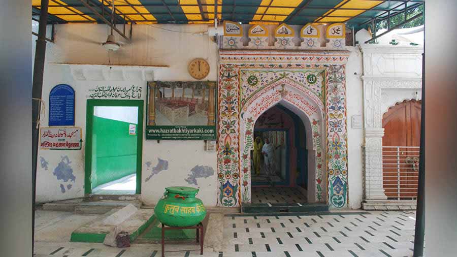 The entrance of the dargah of Qutbuddin Bakhtiyar Kaki