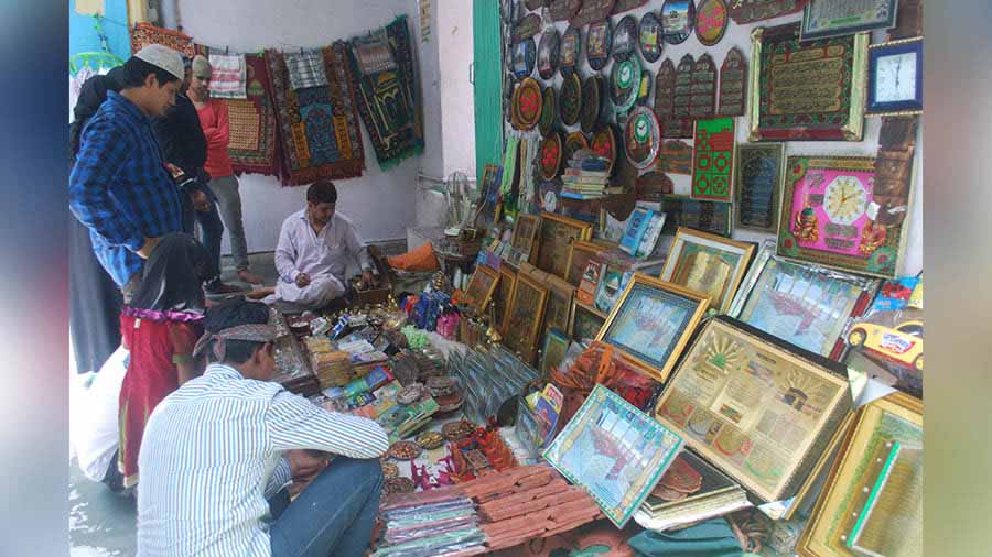Shops selling items at the entrance of the dargah 