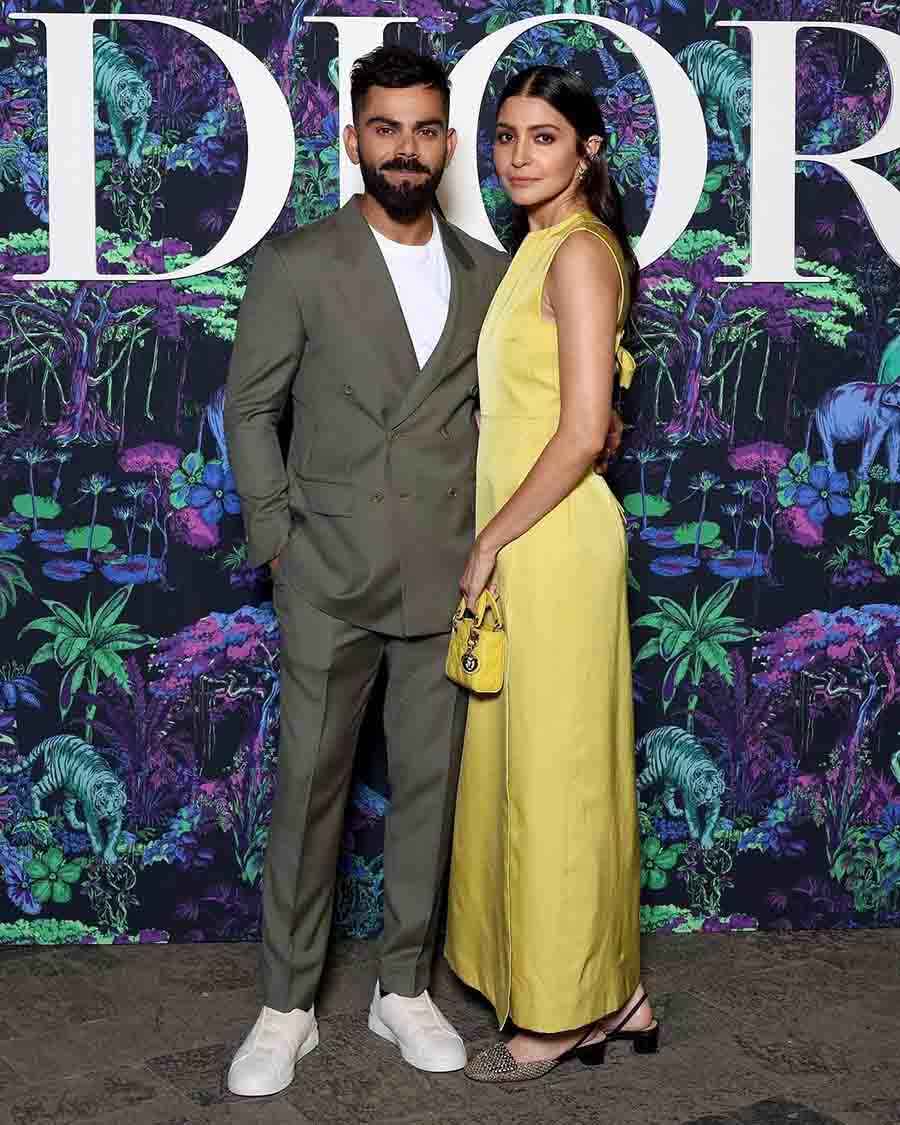 Anushka Sharma and Virat Kohli serve 'couple goals' as they step out in  style for a dinner date; WATCH VIDEO - informalnewz