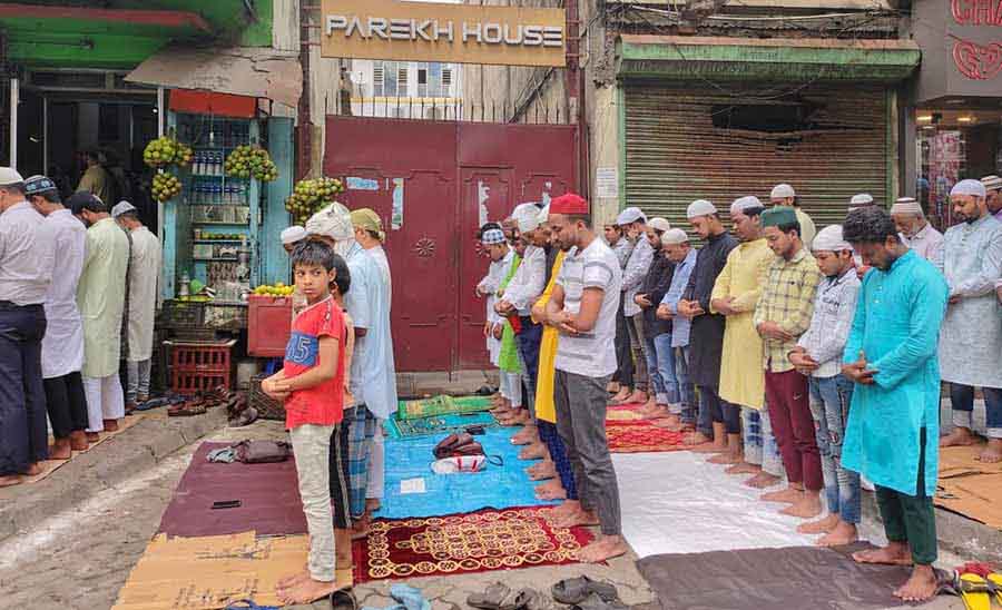 Muslims after the Friday namaz at Lenin Sarani  