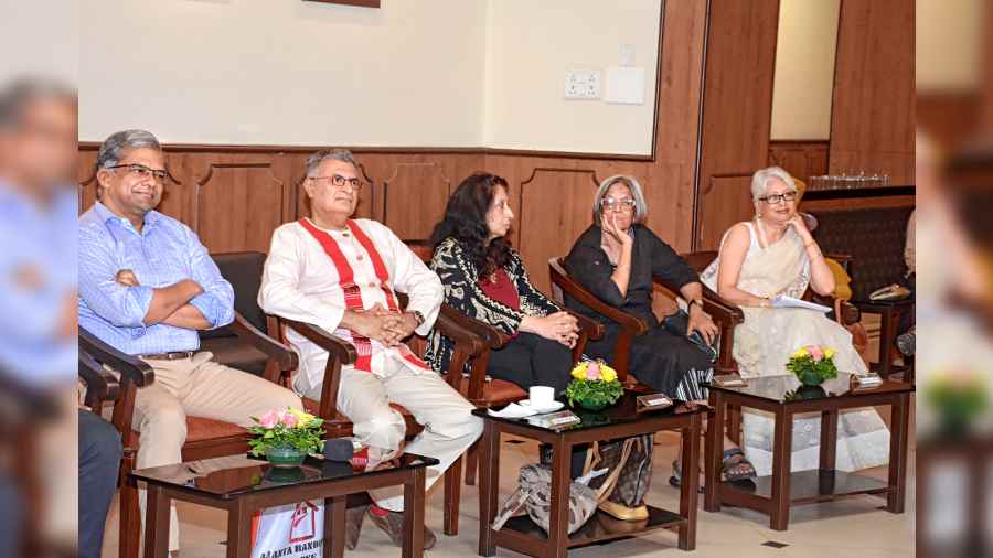 (L-R) Manoj Mohanka, Harish Mehta, Anju Munshi, Anjana Basu and Anasuya Pal at the Bengal Club Book Club meeting