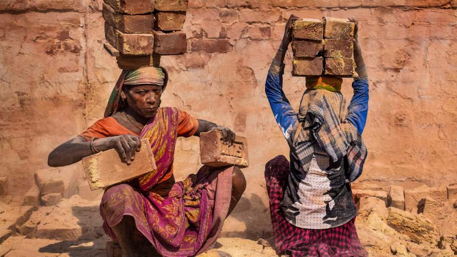 On May 1st, 1886 workers in Chicago organized a strike to demand an eight-hour workday. Workers in the US also came together to fight for their rights and a better working conditions after the bomb explotion incident at a workers' rally in Haymarket Square. 