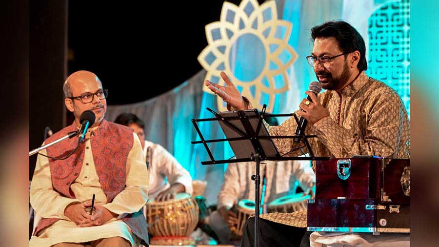 Manomoy Bhattacharya completed 25 years of his singing career in 2020. Behala Sanskritik Sammilani celebrated it with a musical event at Rabindra Sadan on April 30, Sunday
