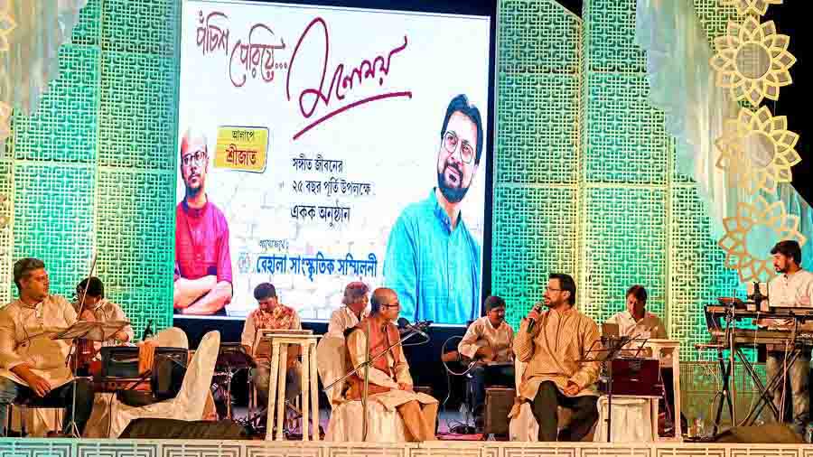  Poet Srijato Bandyopadhyay moderated the event and engaged in conversation with Manomay Bhattacharya 