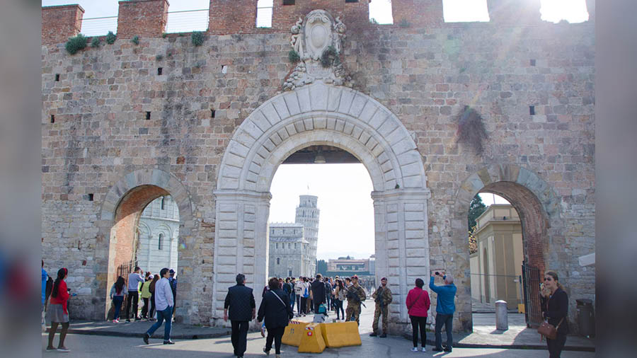 Porta Nuova – The North Gate of Piazza del Duomo