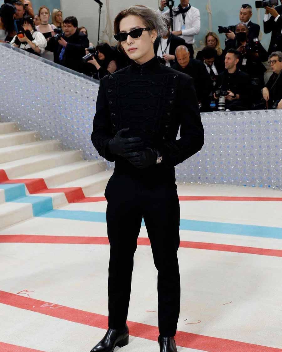 Jackson Wang showed up in head-to-toe Louis Vuitton and paid homage to Lagerfeld's signature look. His outfit featured a cropped embellished jacket paired with black leather gloves and skinny-fit pants. 