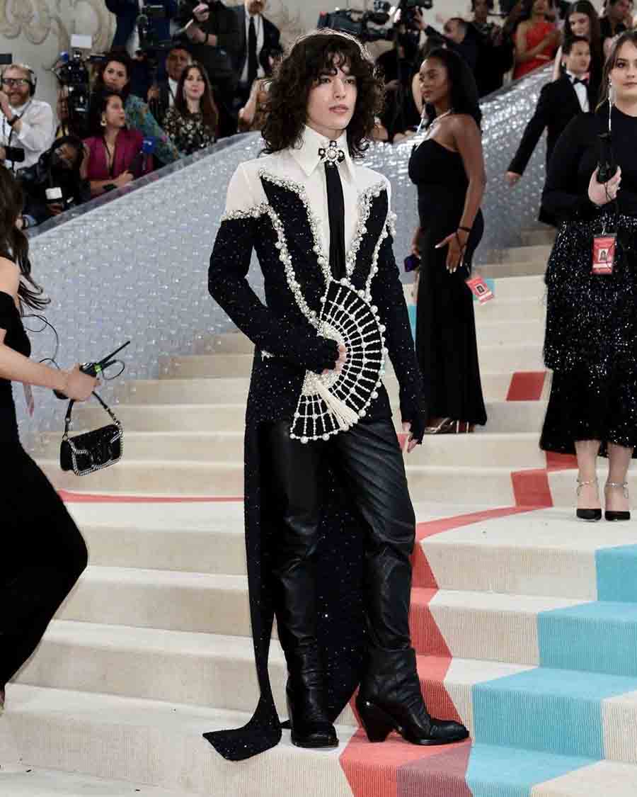 Conan Gray suited up in Balmain. He opted for a fringed tweed jacket with hand-embroidered pearls, a signature high v-neck tailored collar and a black pearl-embroidered fan.