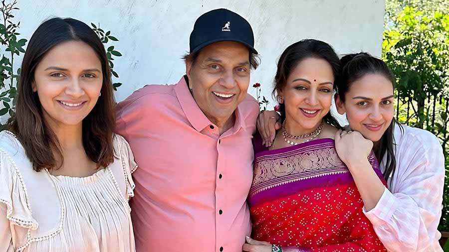 Esha Deol Wishes Her Parents Dharmendra And Hema Malini On Their Rd Wedding Anniversary Ig