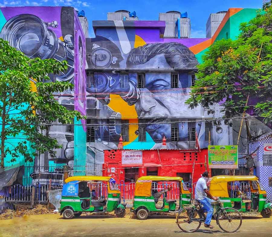 A graffiti art on Satyajit Ray in south Kolkata near Rabindra Sarobar Metro station was created last year. The illustration was done by Chennai-based artist A-Kill. Start India Foundation, in collaboration with Asian Paints, is behind the project called “Donate a Wall”