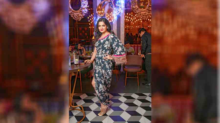 Tnusree C stunned in a Jyotee Khaitan one-shoulder draped outfit, designed with kaftan sleeves. She got the first award for the most stylish person from Century Ply at the party