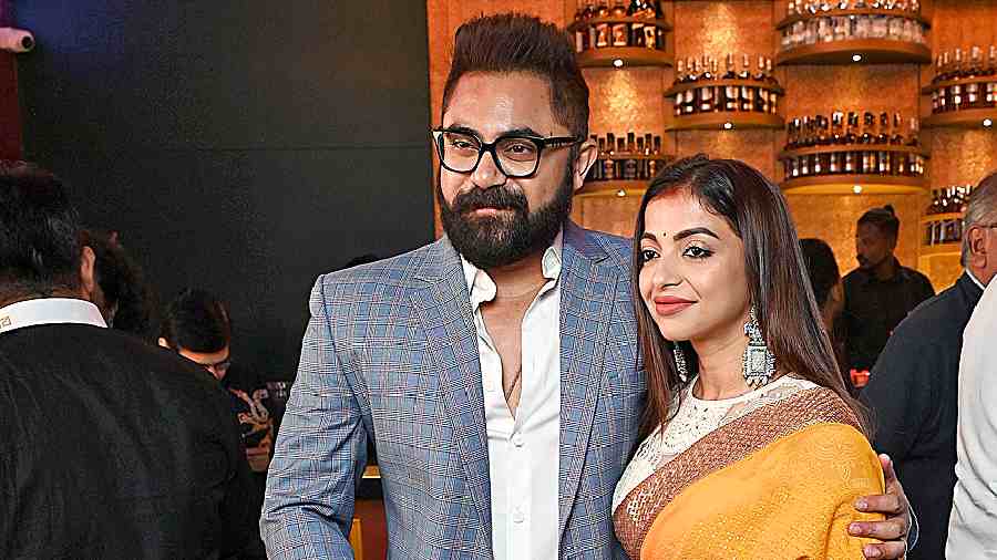 Soham Chakraborty and wife Tanaya sported Jyotee Khaitan ensembles. Tanaya got the second award as the most stylish person, from SITI Networks