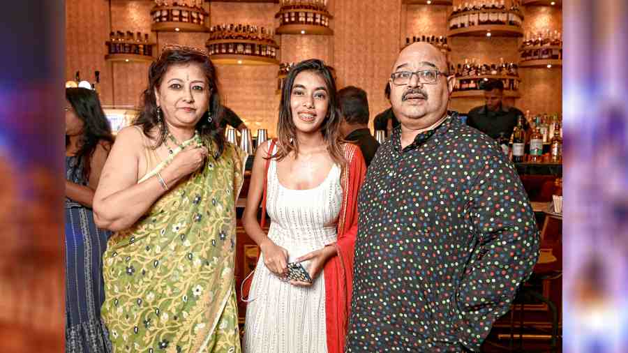 Atri Bhattacharya with wife Mousumi Sengupta and daughter Aankhi. Atri received the fourth award for the most stylish person from Indian Cable Net Company Ltd.