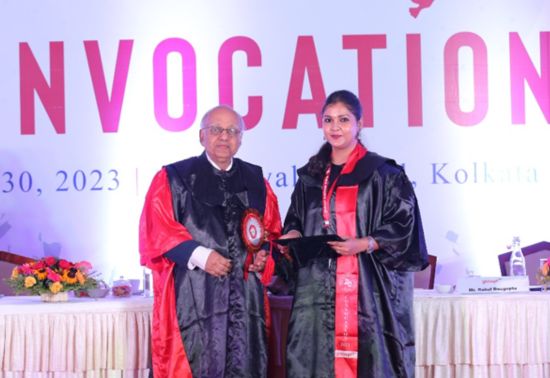 Mr. Sandipan Chakravortty, Chairman, Mjunction Services Limited, handed over the graduation caps to the students of Batch 2020-22.