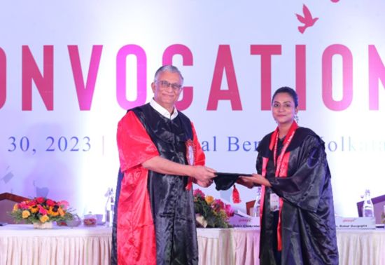 Mr. Saibal Chatterjee, Managing Director, Lokenath Chatterjee & Sons (Precision Tools) Pvt. Ltd., handed over the graduation caps to the students of Batch 2020-22.