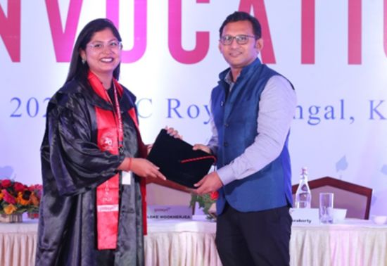 Mr. Mainak Ghosh, Regional Channel Manager (East and Central India), HDFC Bank Limited, who is also an alumnus of GBS Batch 2003-05, handed over the graduation caps to the students of Batch 2020-22.