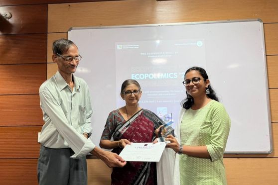 Guest, Dr. Neepa Bisi and Prof. Asim Kumar Roy presenting the first prize of Ace the Case to Maulana Azad College team.