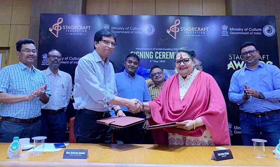 Science City director Anurag Kumar and singer Usha Uthup at an event to sign a three-year pact with the National Council of Museums represented by Science City, Kolkata, to celebrate the completion of Science City’s 25th year with a series of events. The primary objective of StageCraft Foundation, a philanthropic trust aimed to acknowledge the contributions of the behind-the-scene heroes of the entertainment world, is to acknowledge and honour these stalwarts and also organise workshops and training facilities for these people 