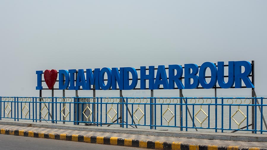 A must-visit near Raichak is Diamond Harbour, which offers an enchanting view of the sparkling river