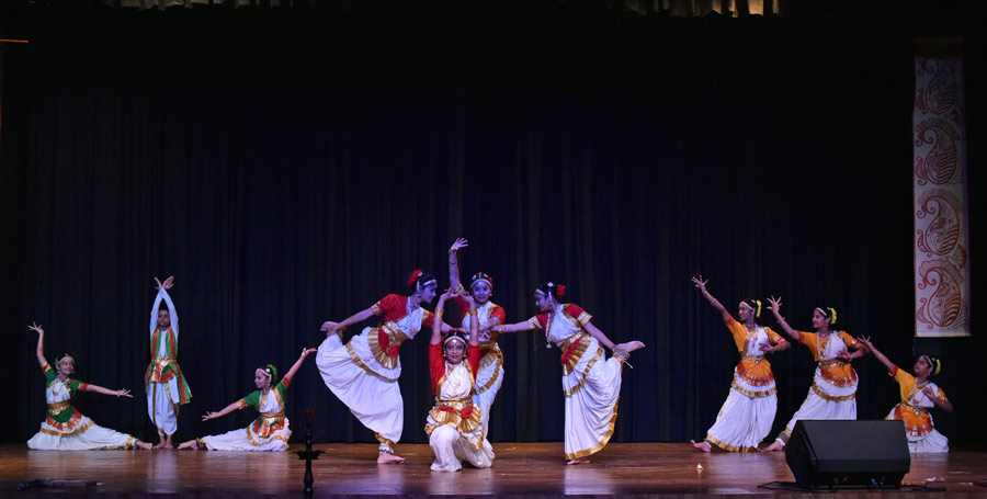 The participating teams performed on myriad themes and songs. From traditional forms like Bharatnatyam and Kathak to Indian folk and even contemporary freestyle, all forms were showcased. 
