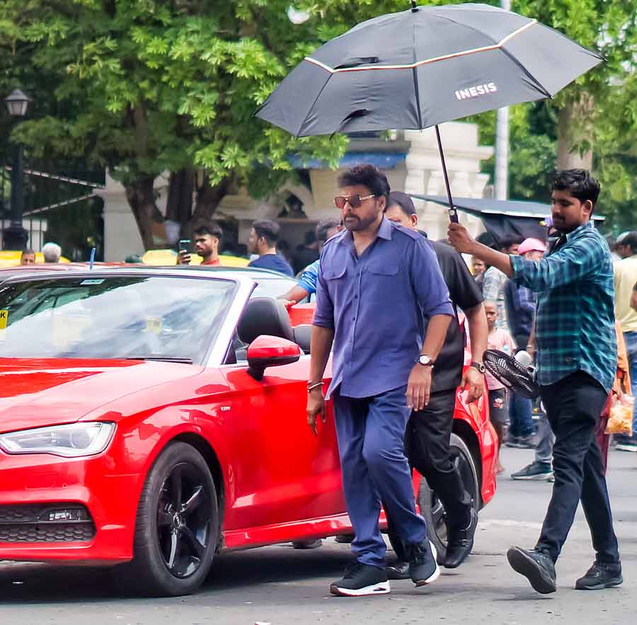 Actor Chiranjeevi was spotted near Victoria Memorial on Thursday Morning. He is in the city for the shooting of his upcoming film Bhola Shankar 