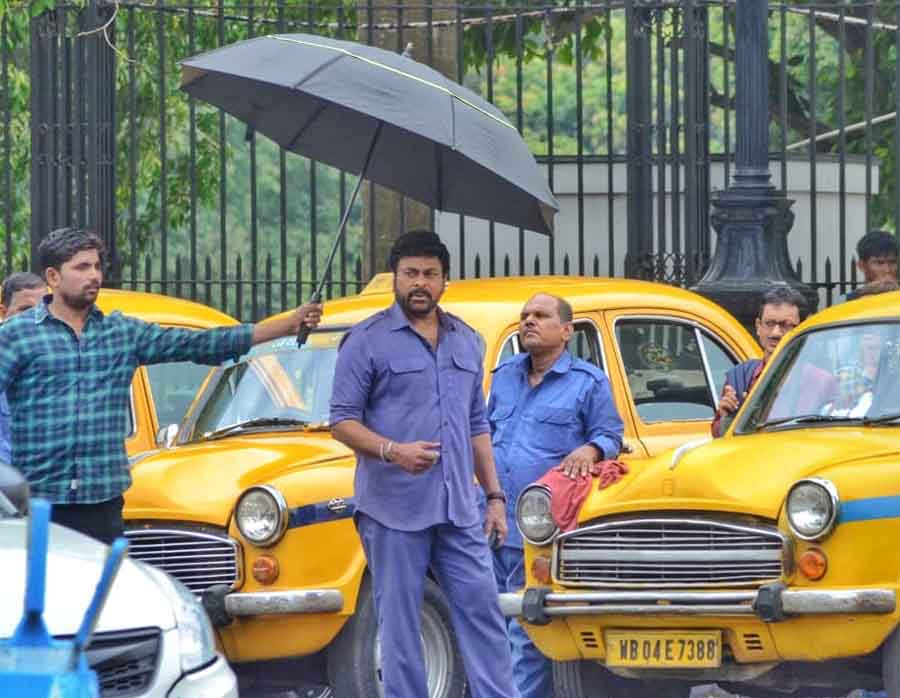 Chiranjeevi, who plays the role of a taxi driver in the film, wore a blue shirt and matching trousers. 