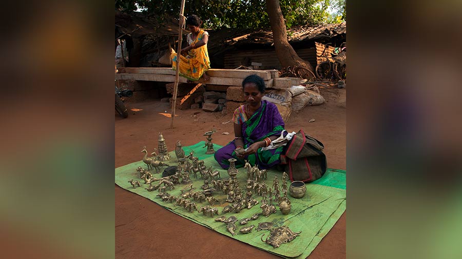 A tribal lady with her dokra craft at Sadeibareni village 