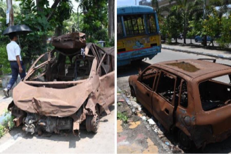 Rust-coated vehicles along the service lane of the airport-bound flank of VIP Road on Friday (left); A seized car with water accumulating on its roof on the Patuli-bound service road of EM Bypass 
